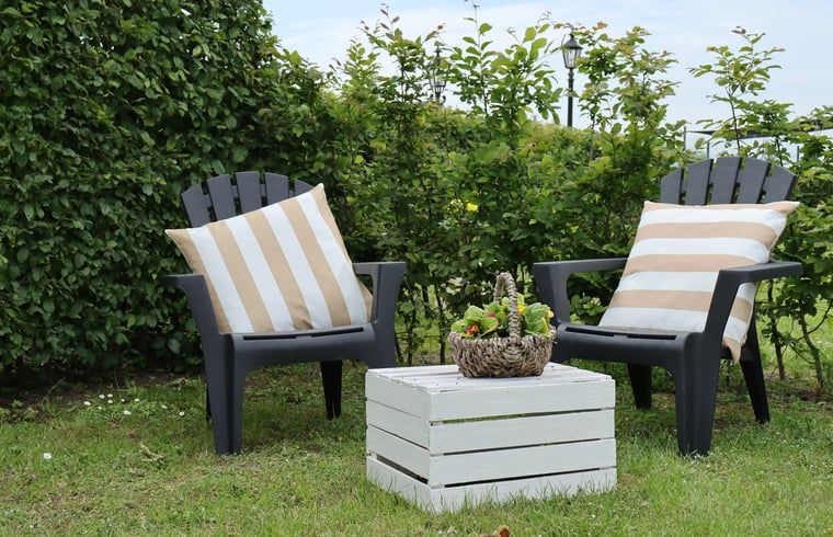 Gemuetliche Sitzecke im Garten des Ferienhauses in Sommelsdijk, Goeree-Overflakkee, Suedholland. Perfekt fuer einen Nachmittag der Entspannung.