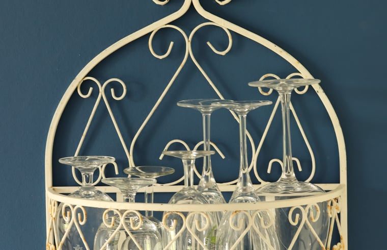 Dekorative Glaeser im Ferienhaus in Sommelsdijk, Goeree-Overflakkee, Suedholland. Stilvolle Details fuer einen raffinierten Aufenthalt.