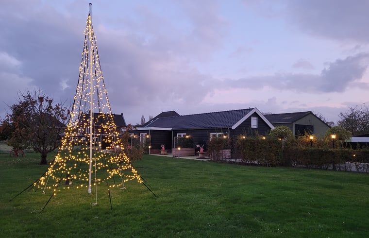Stimmungsvolle Beleuchtung im Ferienhaus in Sommelsdijk, Goeree-Overflakkee, Suedholland. Schaffen Sie einen magischen Abend im Garten.