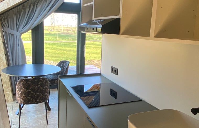 Kueche im Ferienhaus in Sommelsdijk, kompakter Raum mit modernen Annehmlichkeiten in Suedholland.