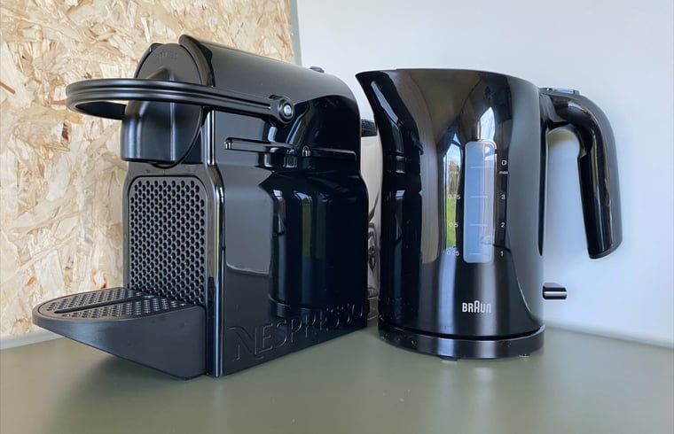 Kaffeemaschine und Wasserkocher im Ferienhaus in Sommelsdijk, praktische Kueche in Suedholland.