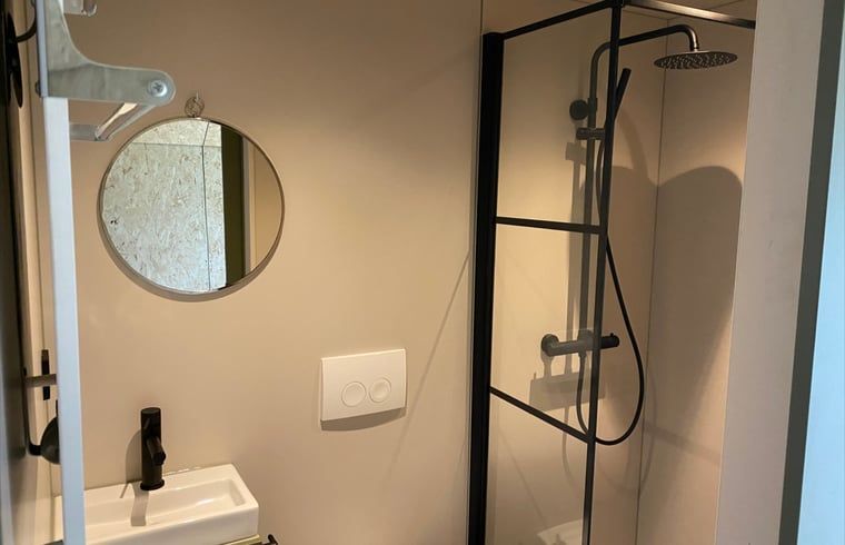 Modernes Badezimmer mit Dusche im Ferienhaus in Sommelsdijk, komfortable Einrichtungen in Suedholland.