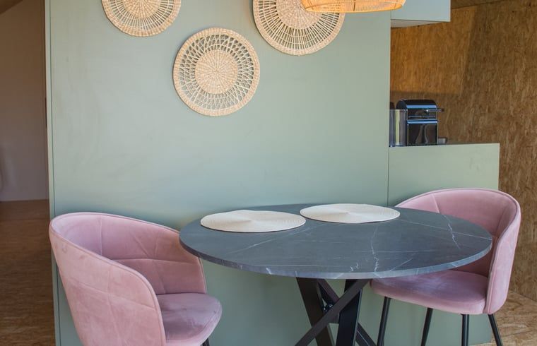 Essecke mit moderner Einrichtung im Ferienhaus in Sommelsdijk, stilvoller Raum in Suedholland.