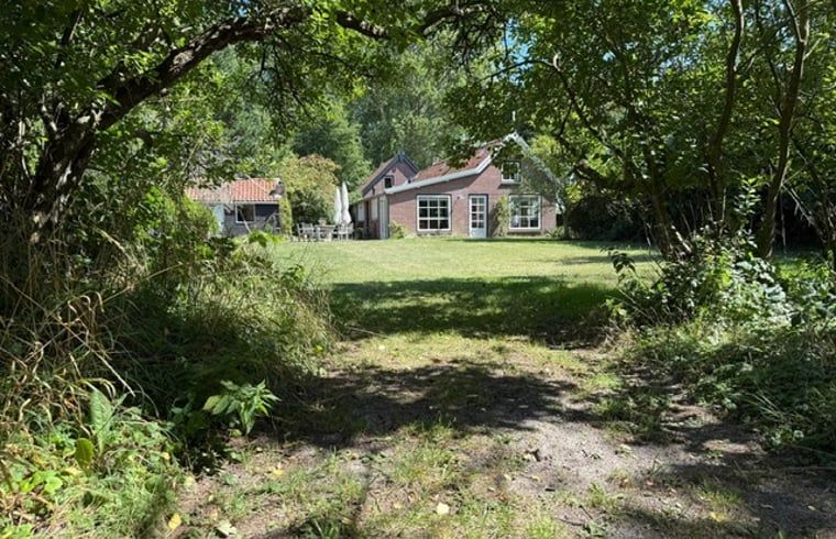 Ferienhaus in Goedereede mit gruenem Garten und natuerlicher Umgebung in Goeree-Overflakkee, Suedholland.