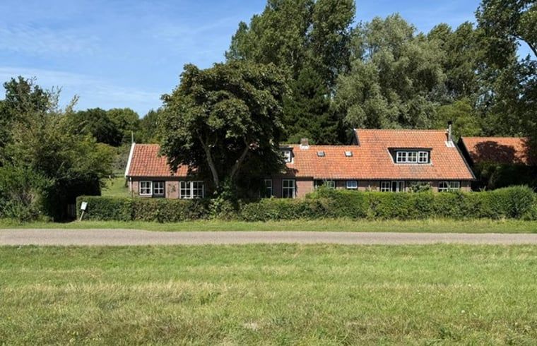 Gemuetliches Ferienhaus in Goedereede mit rotem Dach und gruener Umgebung in Suedholland.