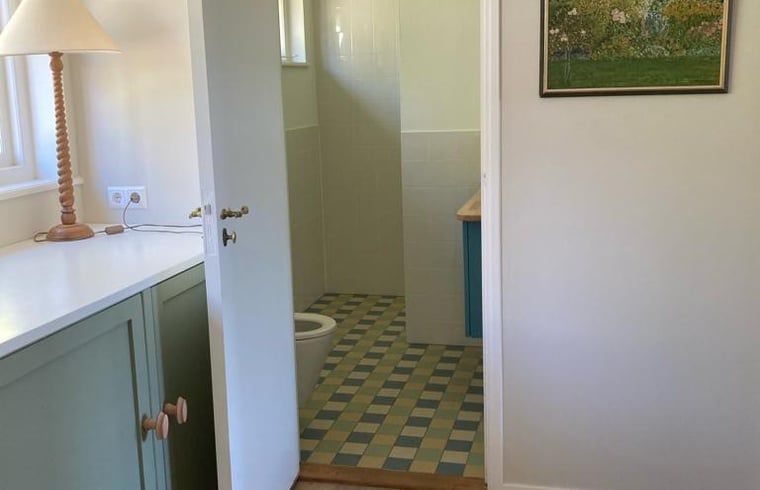 Badezimmer im Ferienhaus in Goedereede mit gefliestem Boden und modernen Annehmlichkeiten.