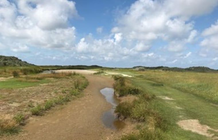 Weite Felder und Duenen rund um das Ferienhaus in Goedereede in Suedholland.
