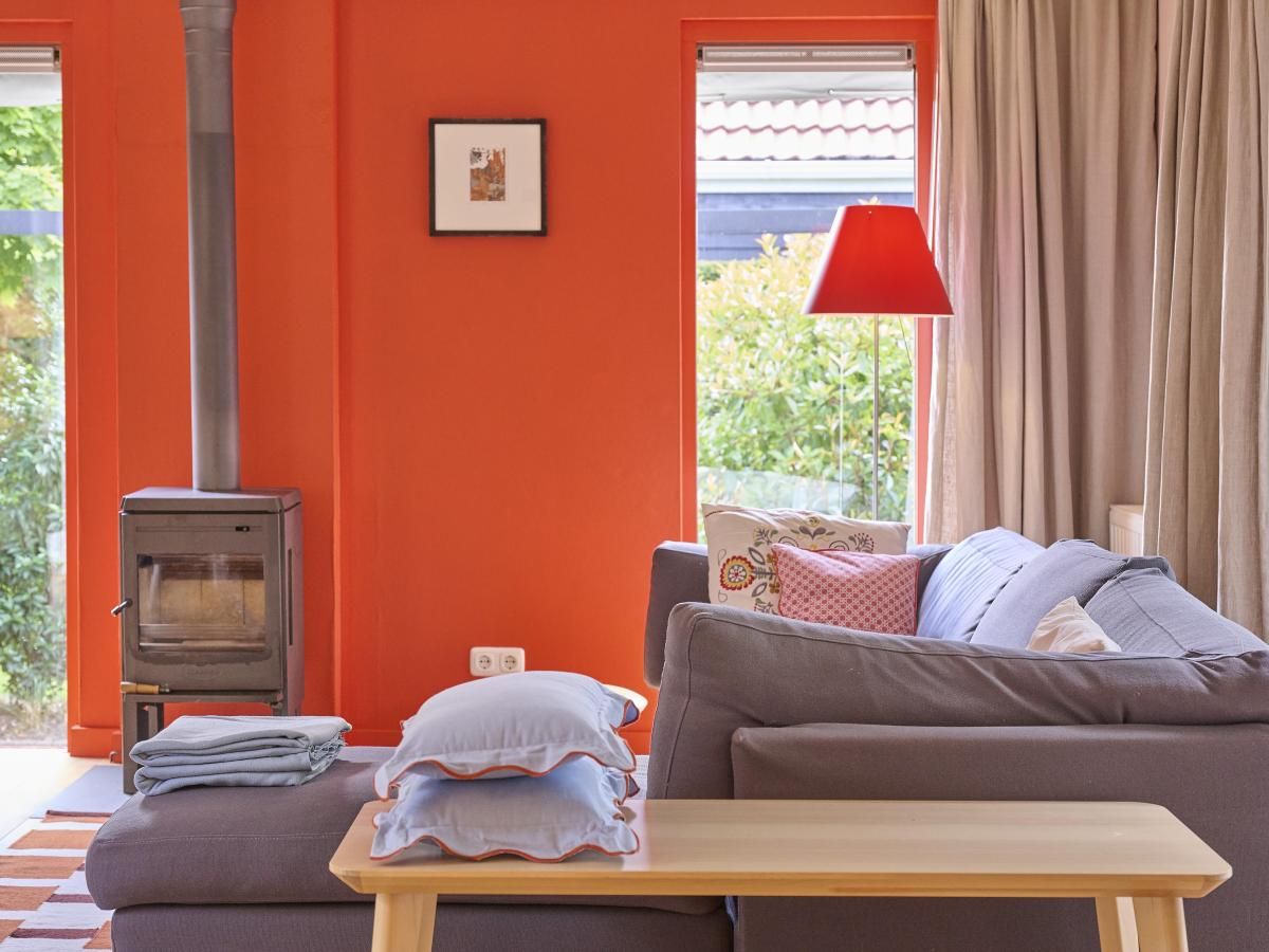 Moderne Kueche in Huisje Joep, geraeumige Anlage mit Blick auf die gruene Umgebung in Goedereede.