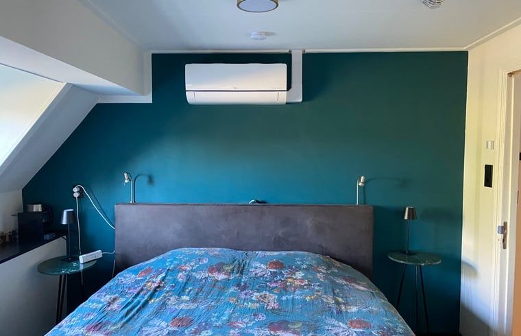 Slaapkamer met airconditioning in Vakantiehuisje in Melissant, Goeree-Overflakkee, voor een comfortabele nachtrust