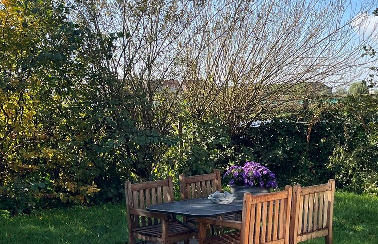 Tuinset in de tuin van Vakantiehuis in Reeuwijk, perfect voor buiten dineren in het Groene Hart, Zuid-Holland.