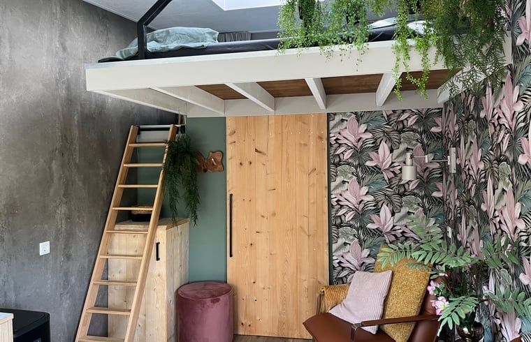 Moderne binnenruimte van Vakantiehuis in Reeuwijk met loftbed, gelegen in het Groene Hart, Zuid-Holland.