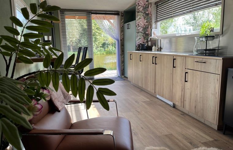 Lichte woonruimte in Vakantiehuis in Reeuwijk met uitzicht op de natuur van het Groene Hart, Zuid-Holland.