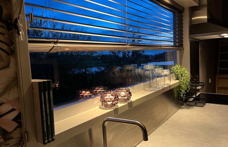 Keukenraam met uitzicht op de avondlucht in Vakantiehuis in Reeuwijk, Groene Hart, Zuid-Holland.