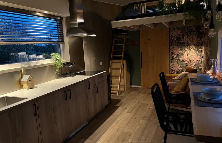 Eet- en keukenruimte in Vakantiehuis in Reeuwijk, ideaal voor gezellige avonden in het Groene Hart, Zuid-Holland.