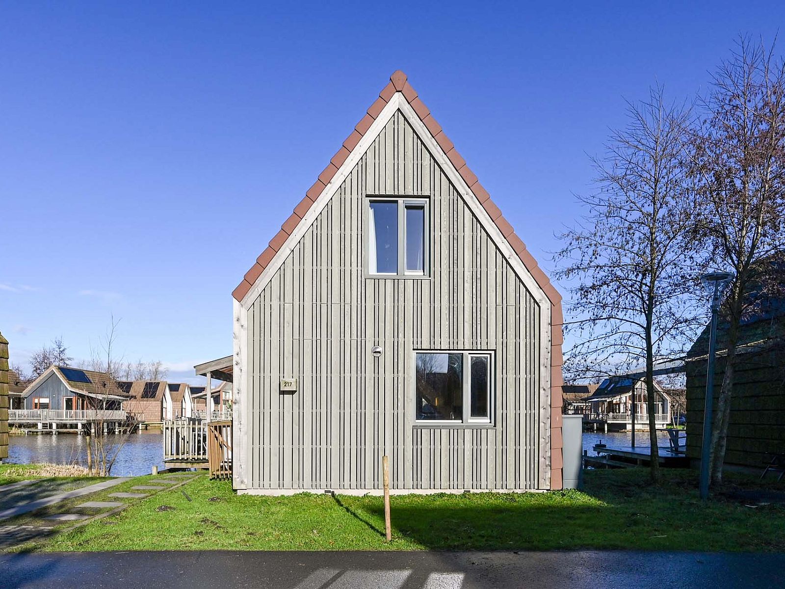Voorzijde van de vrijstaande woning in Reeuwijk, vakantieaccommodatie in het Groene Hart, Zuid-Holland.