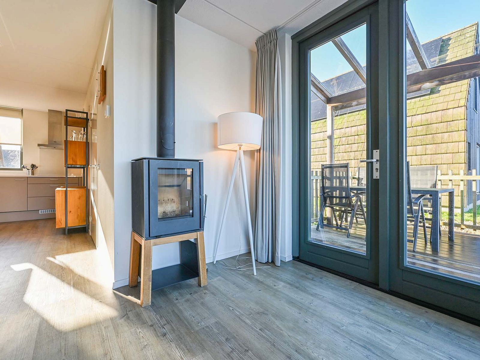 Houtkachel in de woonkamer van de vrijstaande woning in Reeuwijk, perfect voor een warme sfeer.