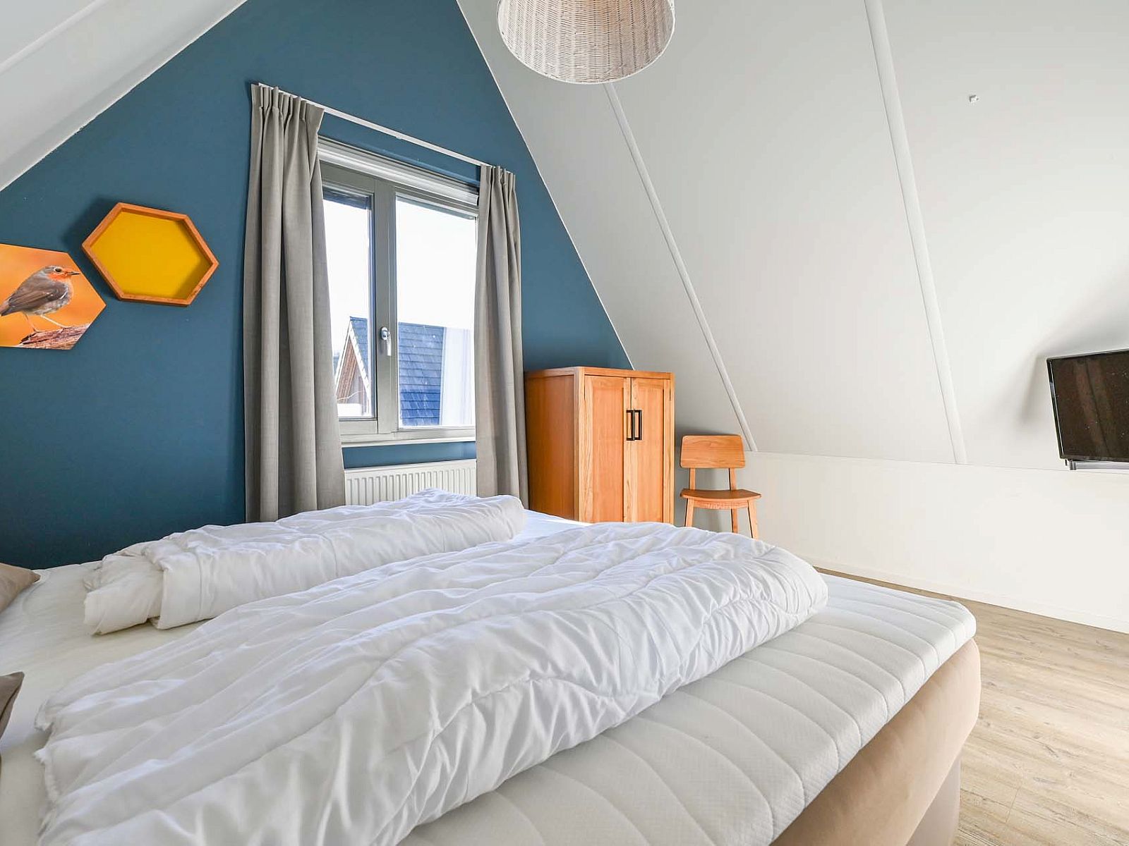 Slaapkamer met comfortabel bed in de vrijstaande woning in Reeuwijk, ideaal voor een ontspannen vakantie.