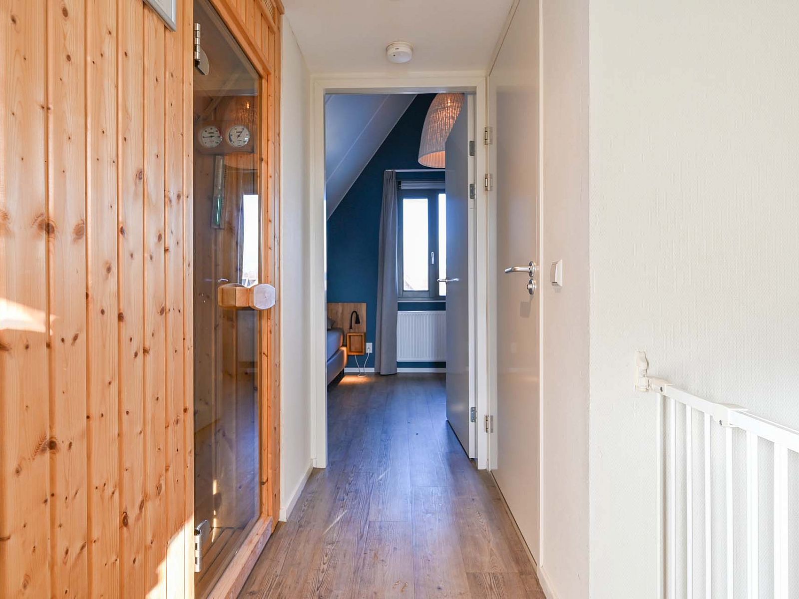 Gang met sauna en toegang tot slaapkamer in vakantiehuis Reeuwijk, Zuid-Holland.