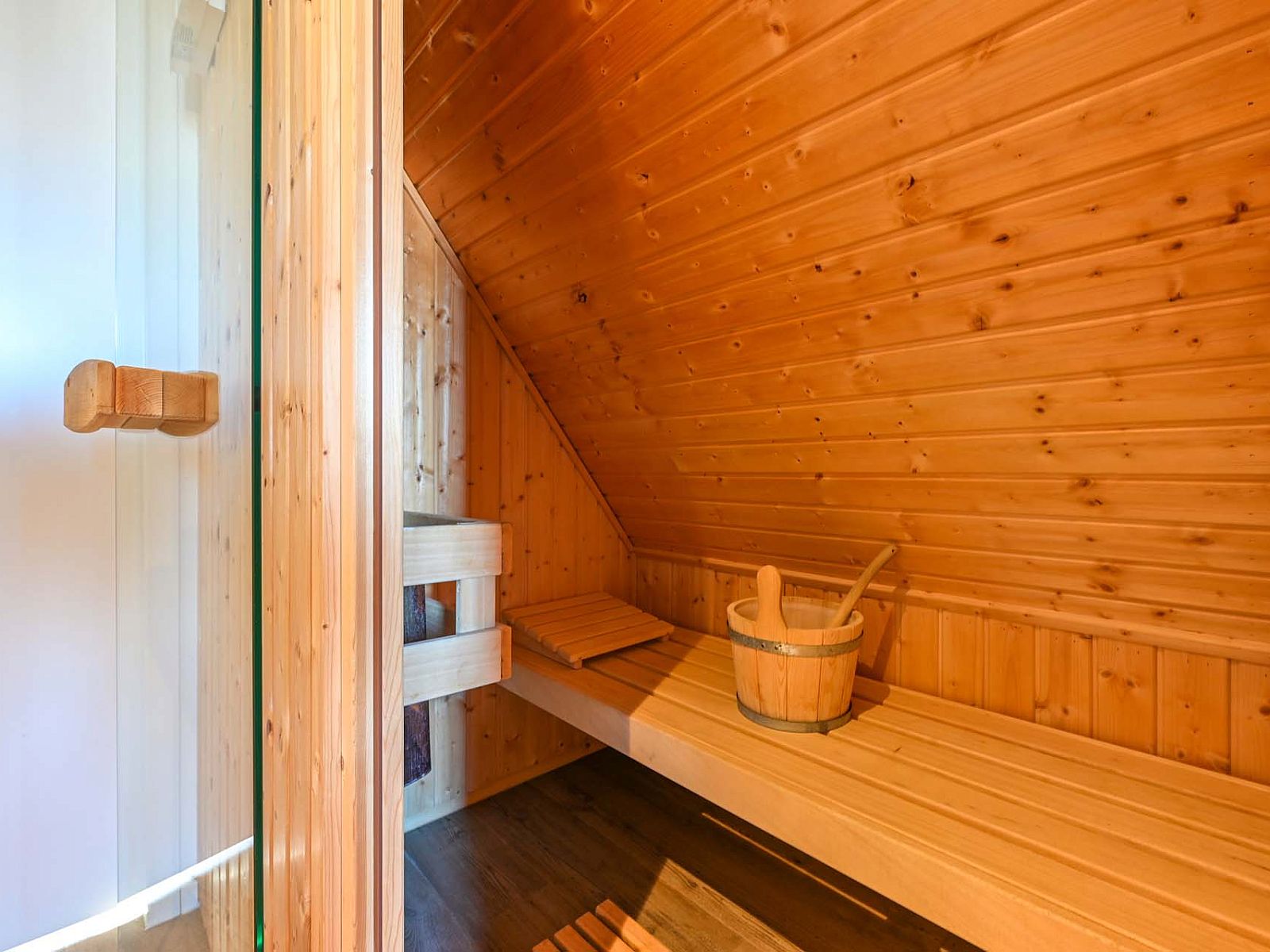 Gezellige sauna in de vrijstaande woning in Reeuwijk, ideaal voor ontspanning na een dag verkennen.