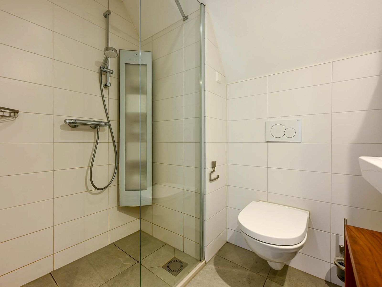 Badkamer met moderne douche in de vrijstaande woning in Reeuwijk, Zuid-Holland.