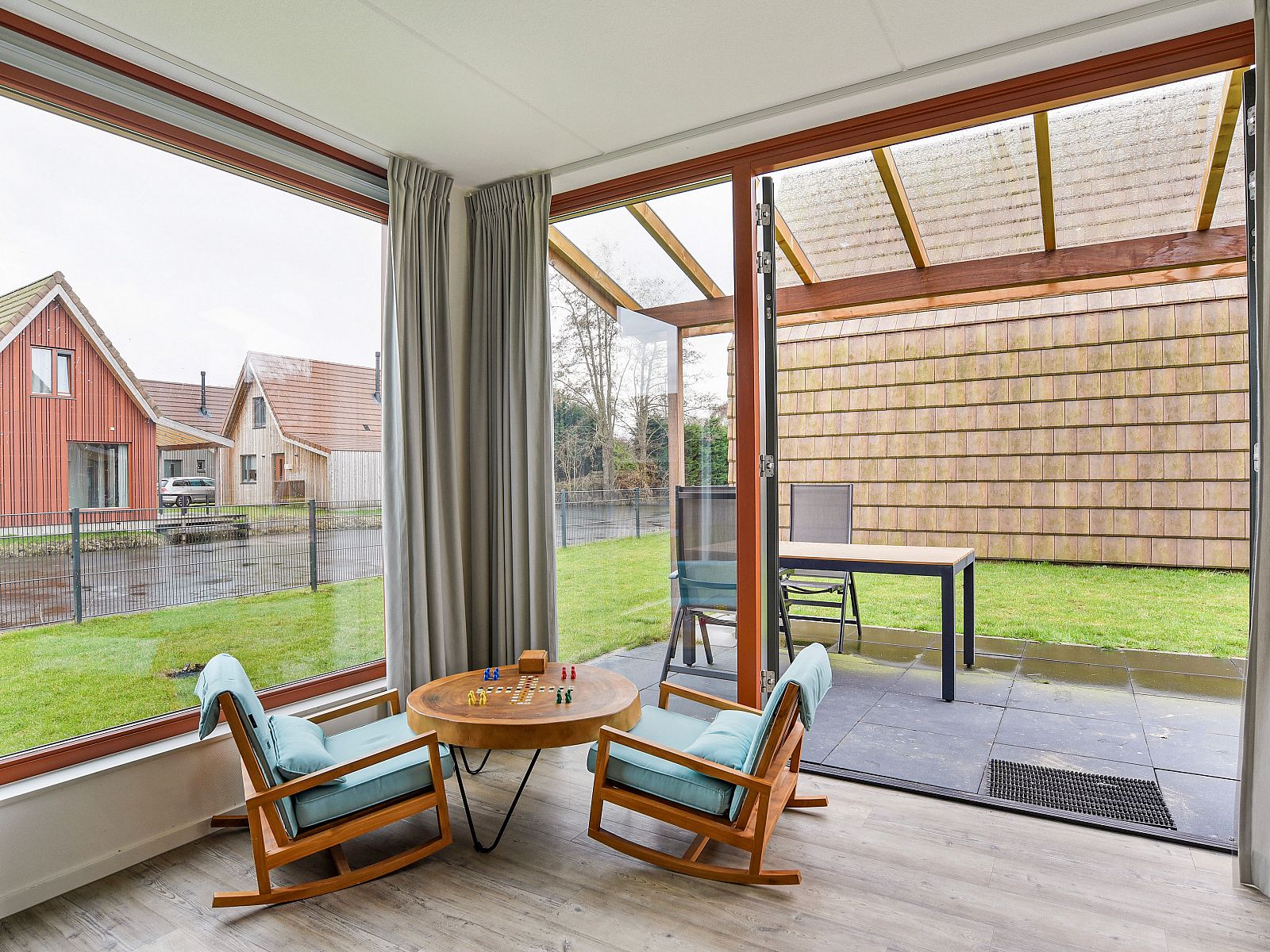 Slaapkamer met tweepersoonsbed in De Reeuwijkse Plassen 4-persoons kinderwoning 4CK2 in Reeuwijk.