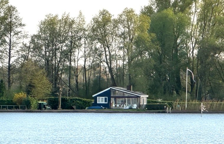 Vacation home in Reeuwijk on the waterfront, surrounded by green nature in the Green Heart, South Holland.