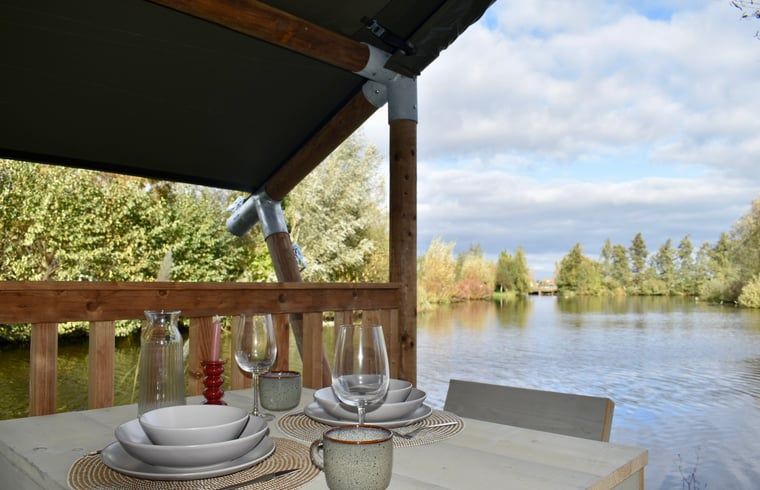 Geniet van de rust bij Huisje in Reeuwijk, een vakantiehuis met veranda aan het water, gelegen in het groene hart van Zuid-Holland.