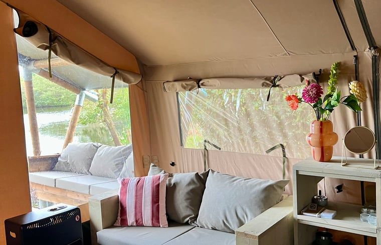 Geniet van het serene uitzicht op het water vanaf de veranda van Huisje in Reeuwijk, een vakantiehuis in het Groene Hart, Zuid-Holland.