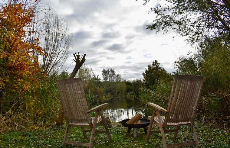 Keukenruimte in Huisje in Reeuwijk, een vakantiehuis in het Groene Hart, Zuid-Holland, met uitzicht op de omliggende natuur.