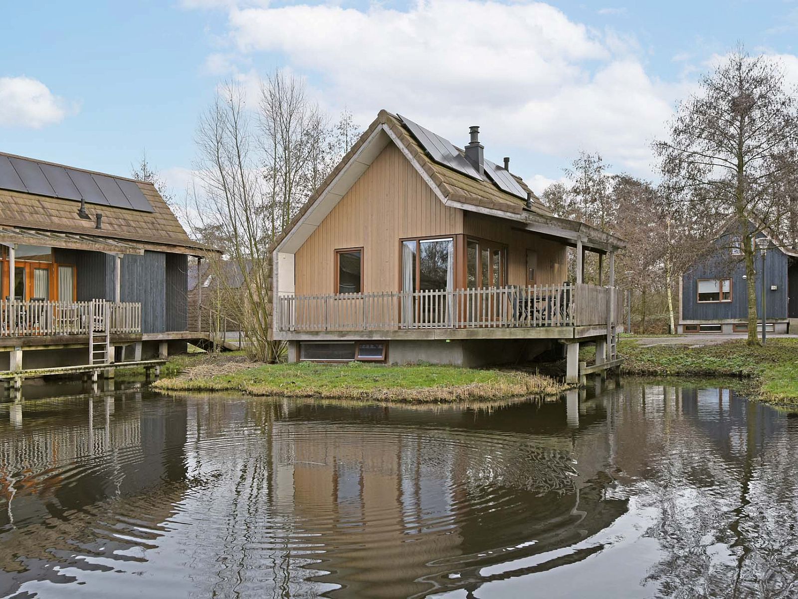 Detached house in Reeuwijk, vacation home in the Green Heart of South Holland, situated on a serene pond overlooking nature.