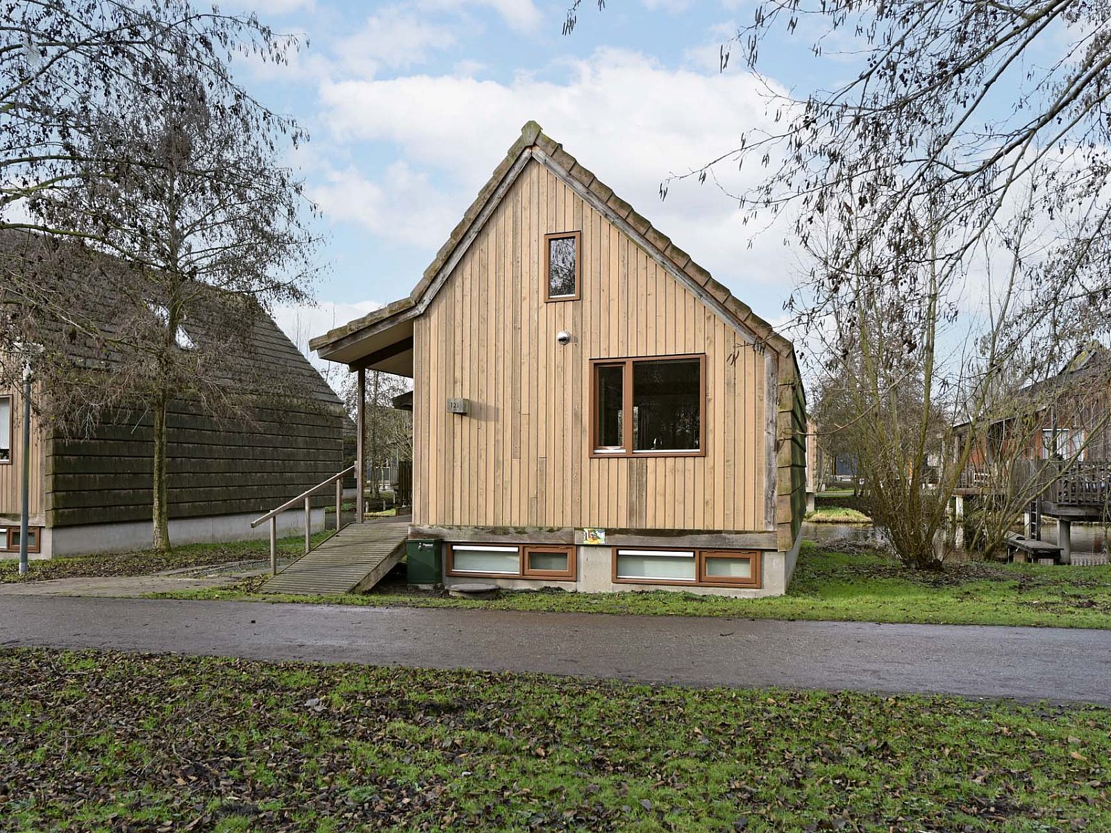Detached house in Reeuwijk, vacation home in the Green Heart of South Holland, surrounded by nature and rustic charm.