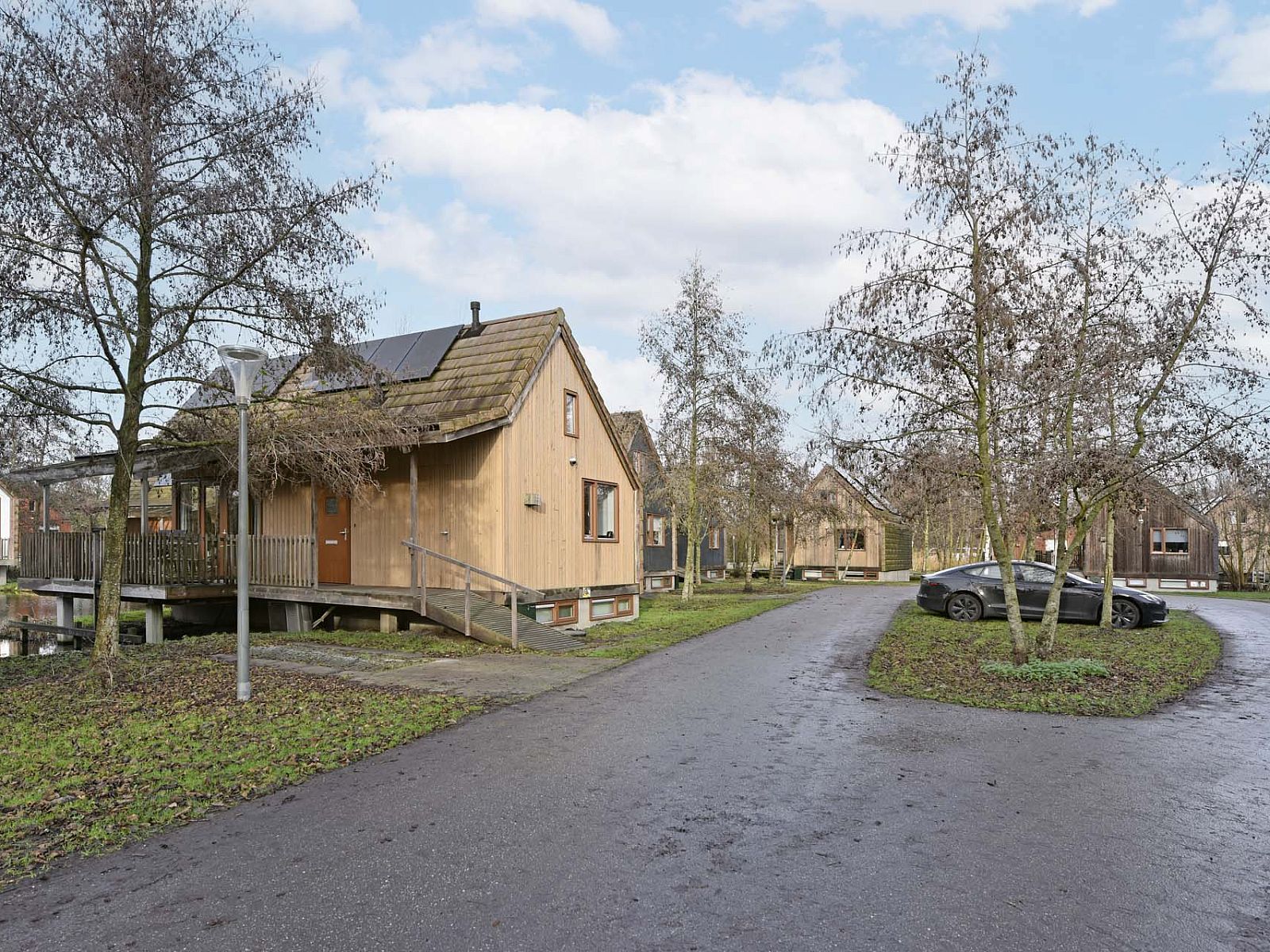 Detached house in Reeuwijk, vacation home in the Green Heart of South Holland with wooden veranda and natural surroundings.