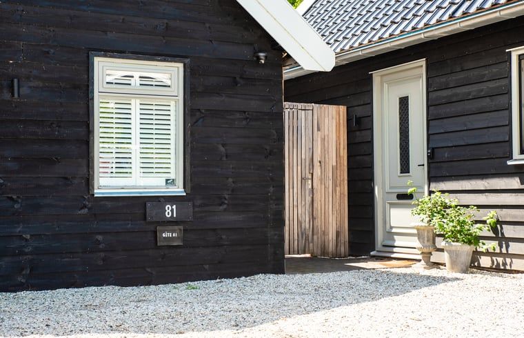 Vakantiehuisje in Reeuwijk, sfeervol vakantiehuis in het Groene Hart van Zuid-Holland met charmante houten gevel en uitnodigende entree.