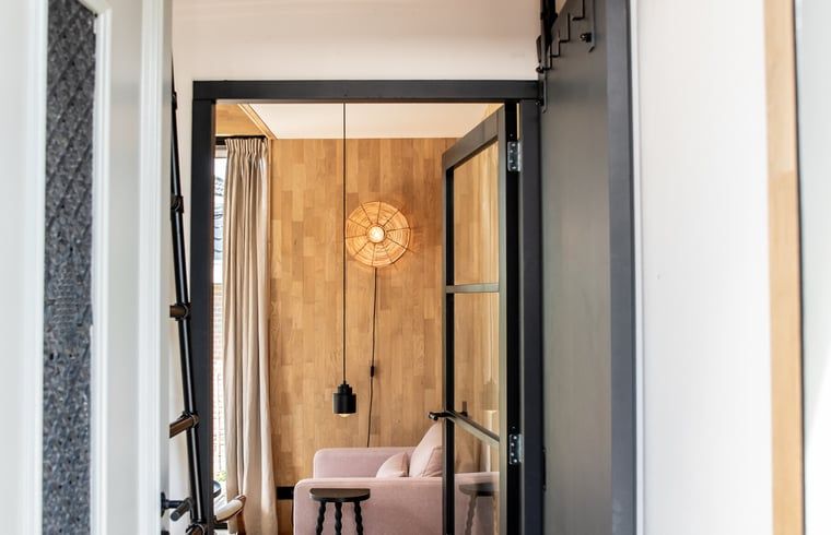 Gezellige binnenruimte van Vakantiehuisje in Reeuwijk, Zuid-Holland, met moderne inrichting en sfeervolle verlichting in het Groene Hart.