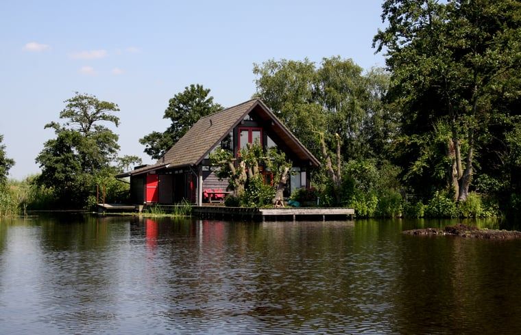 Ferienhaus in Reeuwijk, Groene Hart, Suedholland, am Wasser gelegen, umgeben von ueppiger Natur und ruhiger Aussicht.