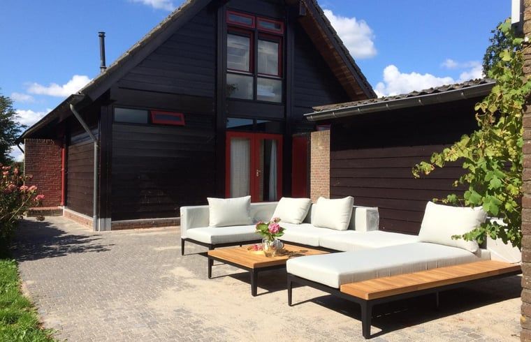 Geniessen Sie die Sonne auf der Terrasse des Ferienhauses in Reeuwijk, einem charmanten Ferienhaus im Gruenen Herzen von Suedholland.