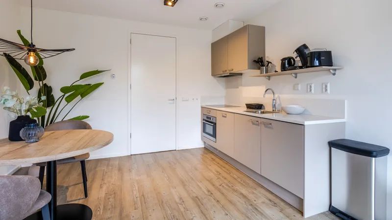 Moderne keuken in De Reeuwijkse Plassen 2-persoons waterwoning 2C, Reeuwijk, Groene hart, Zuid-Holland.