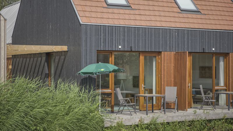 Buitenzijde van De Reeuwijkse Plassen 2-persoons waterwoning 2C met groen uitzicht, Reeuwijk, Zuid-Holland.