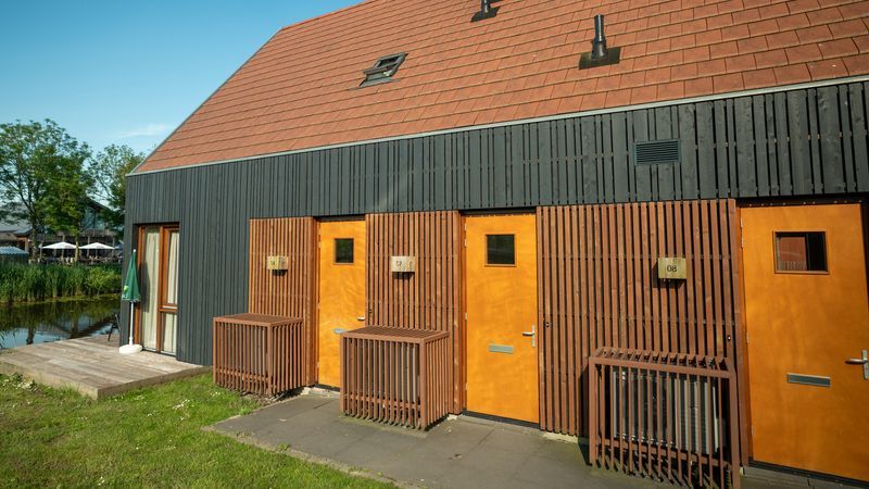 Achteraanzicht van De Reeuwijkse Plassen 2-persoons waterwoning 2C met houten gevel, Reeuwijk, Zuid-Holland.