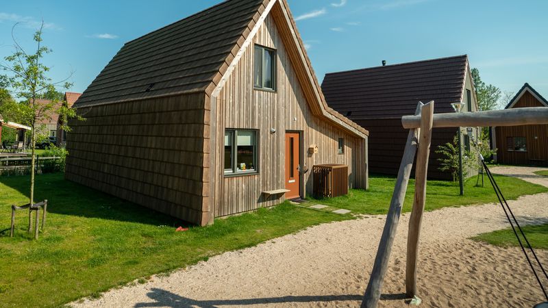 Buitenkant van De Reeuwijkse Plassen 6-persoons kinderwoning 6CK2, omgeven door groen in Reeuwijk, Groene Hart.