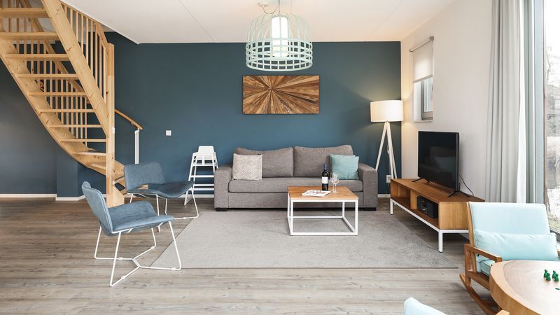 Moderne woonkamer in De Reeuwijkse Plassen 6-persoons kinderwoning 6CK2 in Reeuwijk, met comfortabele zitplaatsen.