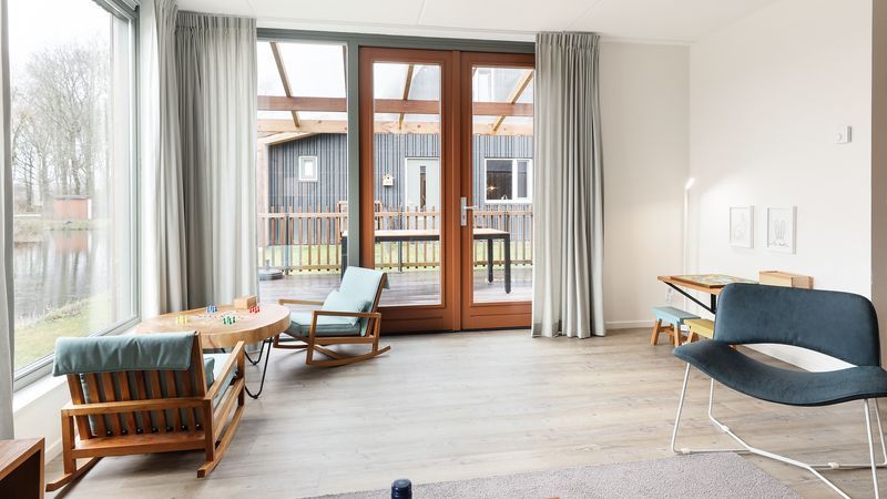 Lichte binnenruimte met toegang tot veranda in De Reeuwijkse Plassen 6-persoons kinderwoning 6CK2, Reeuwijk.