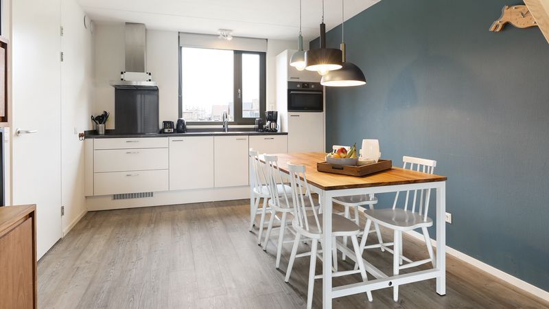 Ruime keuken in De Reeuwijkse Plassen 6-persoons kinderwoning 6CK2, Reeuwijk, met eethoek en moderne apparatuur.