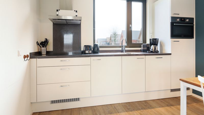 Moderne keuken in De Reeuwijkse Plassen 6-persoons kinderwoning 6CK2 in Reeuwijk, met uitzicht op de omgeving.