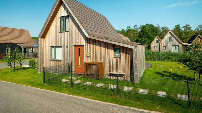 Vooraanzicht van De Reeuwijkse Plassen 6-persoons kinderwoning 6CK2, gelegen in het groene hart van Reeuwijk, Zuid-Holland.