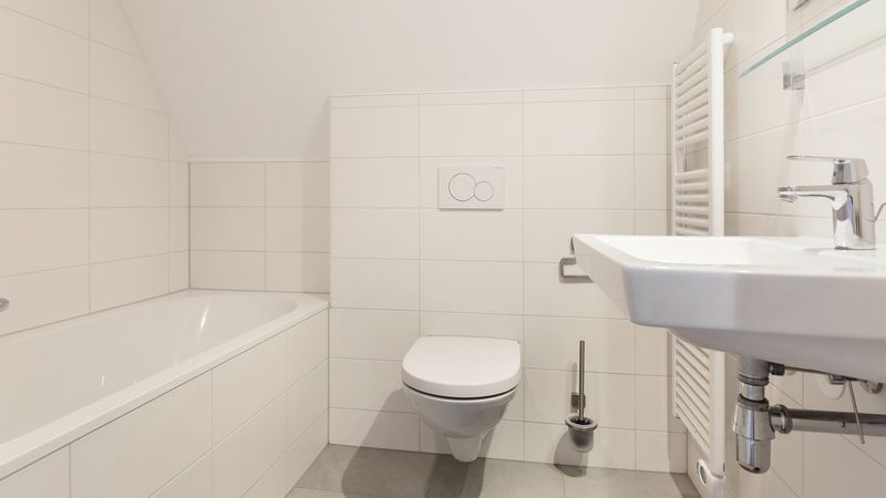 Stijlvolle badkamer in De Reeuwijkse Plassen 6-persoons kinderwoning 6CK2 in Reeuwijk, met bad en moderne afwerking.