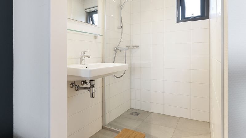 Ruime douche in De Reeuwijkse Plassen 6-persoons kinderwoning 6CK2, met moderne voorzieningen in Reeuwijk.