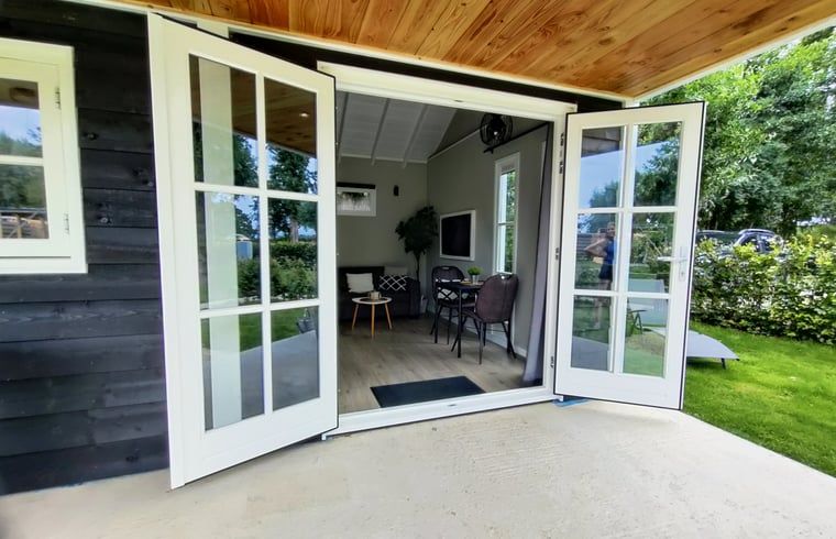 Charming cottage with veranda in Nieuwveen, Green Heart, South Holland.