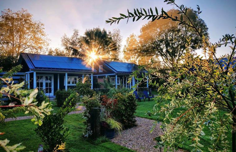 Aussenansicht des Ferienhauses in Nieuwveen, Ferienunterkunft in Groene hart, Suedholland mit Morgensonne.