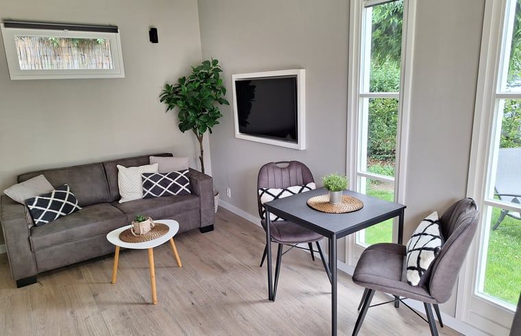 Stilvolles Wohnzimmer von Huisje in Nieuwveen, Ferienhaus in Green Heart, Suedholland.